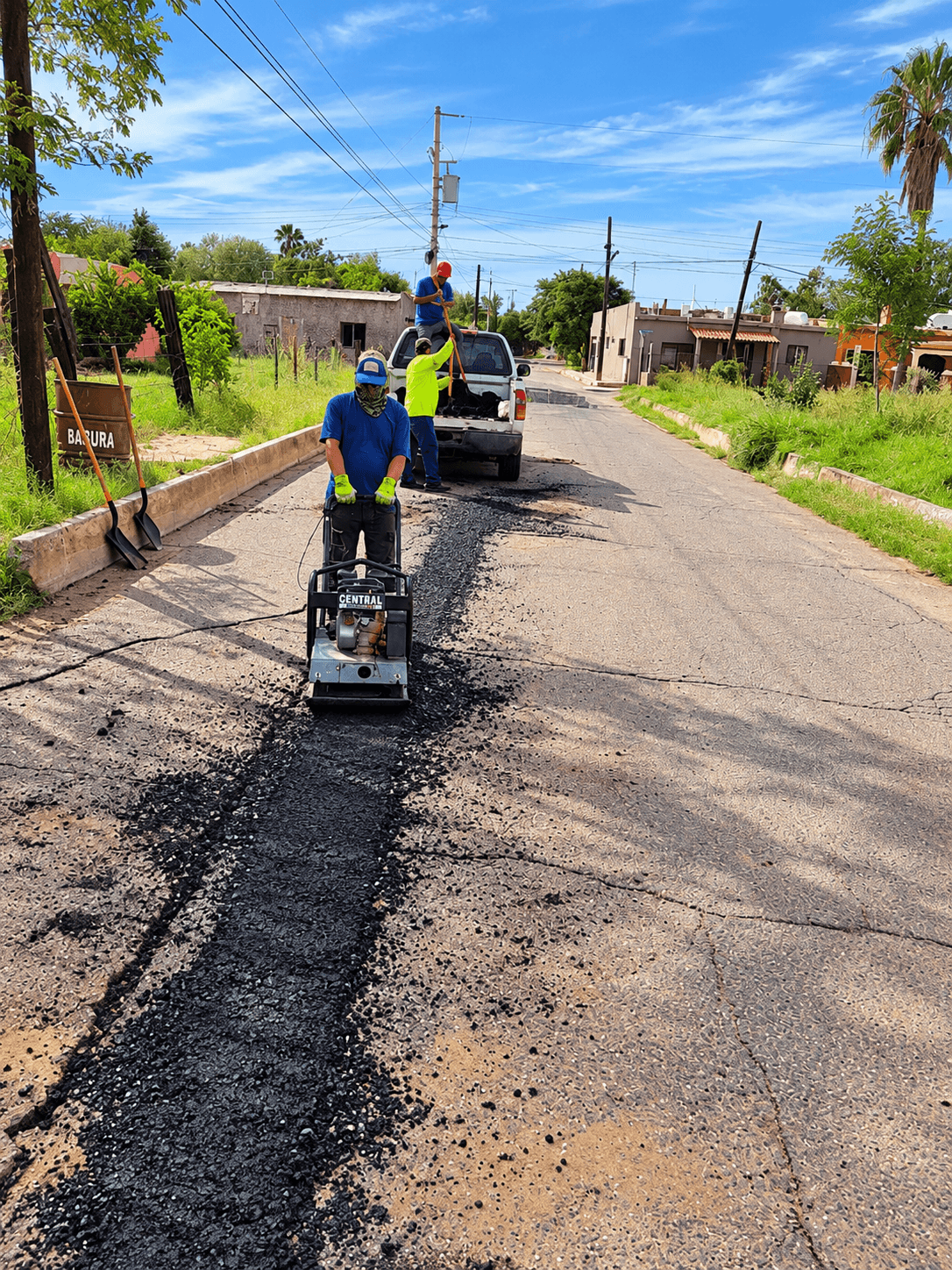 REALIZAN TRABAJOS DE BACHEO Y REHABILITACIÓN EN CALLE OAXACA